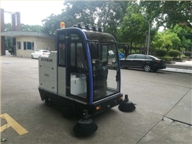 如何正確調(diào)節(jié)電動掃地車刷子的離地高度？