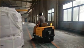 清潔大面積倉(cāng)庫(kù)怎么少的了電動(dòng)掃地車(chē)