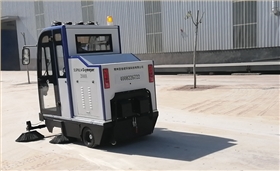 廠區(qū)停車場(chǎng)粉塵清掃工作交給電動(dòng)掃地車