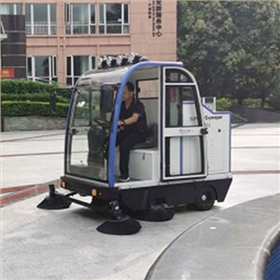 大家都選擇駕駛式掃地機(jī)保潔的原因 大家都選擇駕駛式掃地機(jī)保潔的原因