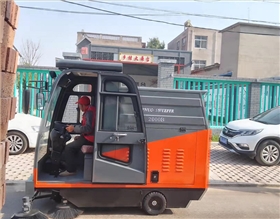 駕駛式電動(dòng)掃地車
