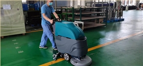 電動洗地機和電動掃地車的區(qū)別 電動洗地機和電動掃地車的區(qū)別