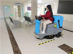 電動洗地機(jī)逐漸成為清潔行業(yè)的重要應(yīng)用設(shè)備 電動洗地機(jī)逐漸成為清潔行業(yè)的重要應(yīng)用設(shè)備