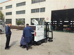 如何選擇道路垃圾吸塵車和環(huán)衛(wèi)電動(dòng)清掃車呢？