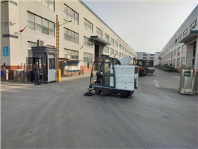 清潔簡(jiǎn)單又高效，小型電動(dòng)掃地車(chē)成為受歡迎的清掃利器