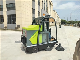 電動清掃車：夏季環(huán)衛(wèi)工人的最佳幫手 