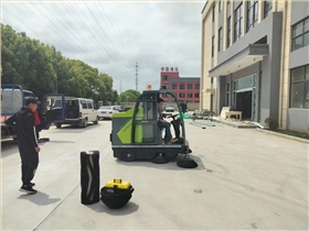 選擇合適的車間吸塵清掃車，保證工廠環(huán)境清潔