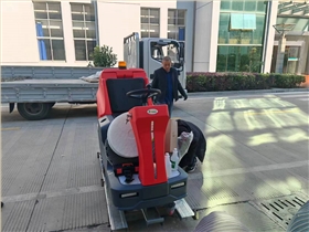 工業(yè)洗地機(jī)如何改變清潔行業(yè)的未來 工業(yè)洗地機(jī)如何改變清潔行業(yè)的未來