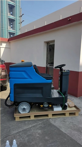 無論是手推式還是駕駛式洗地機(jī)，都在推動商業(yè)清潔行業(yè)的發(fā)展
