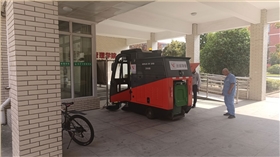 現(xiàn)代化商業(yè)場所必備:高效的駕駛式掃地車 現(xiàn)代化商業(yè)場所必備:高效的駕駛式掃地車