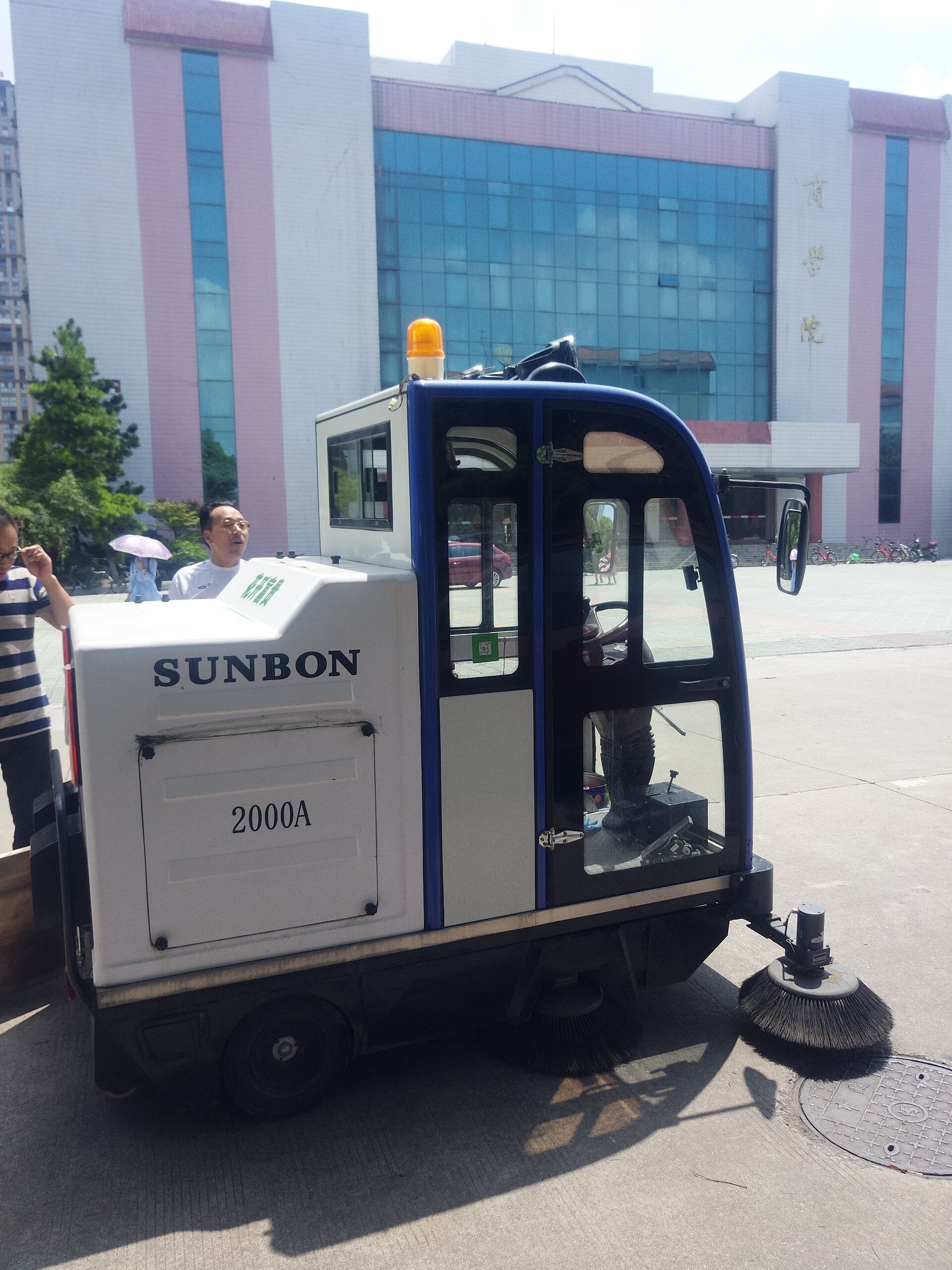 電動掃地車廠家圣倍諾的售后服務(wù)獲贊 電動掃地車廠家圣倍諾的售后服務(wù)獲贊