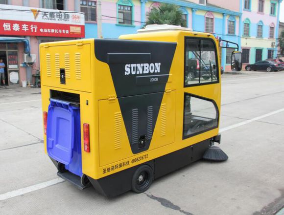 電動(dòng)環(huán)衛(wèi)清掃車解決市政環(huán)衛(wèi)人行道、輔道清掃難題