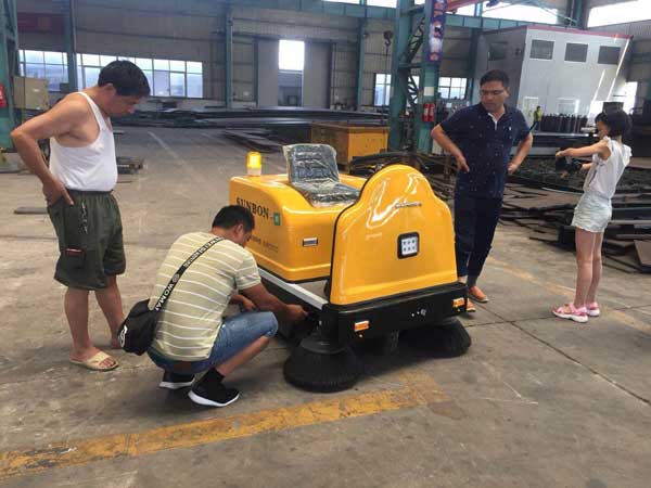 電動掃地車是工礦企業(yè)清潔好伙伴 電動掃地車是工礦企業(yè)清潔好伙伴