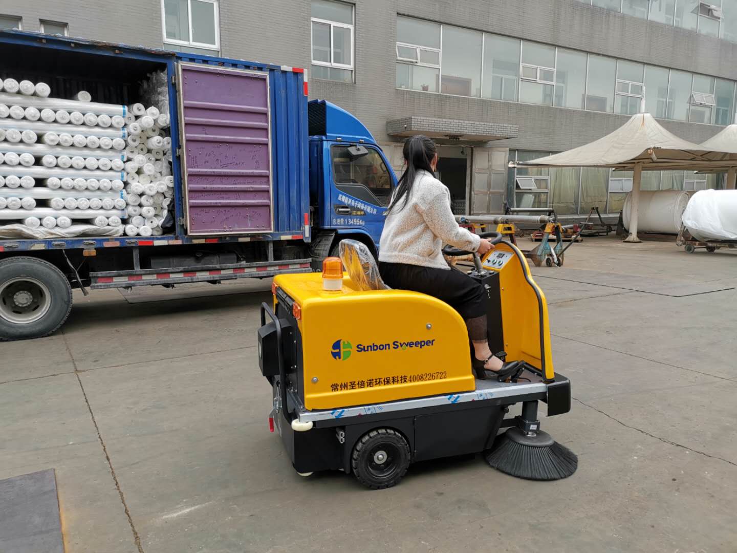 電動掃地車解決工業(yè)廠區(qū)清潔難題 電動掃地車解決工業(yè)廠區(qū)清潔難題