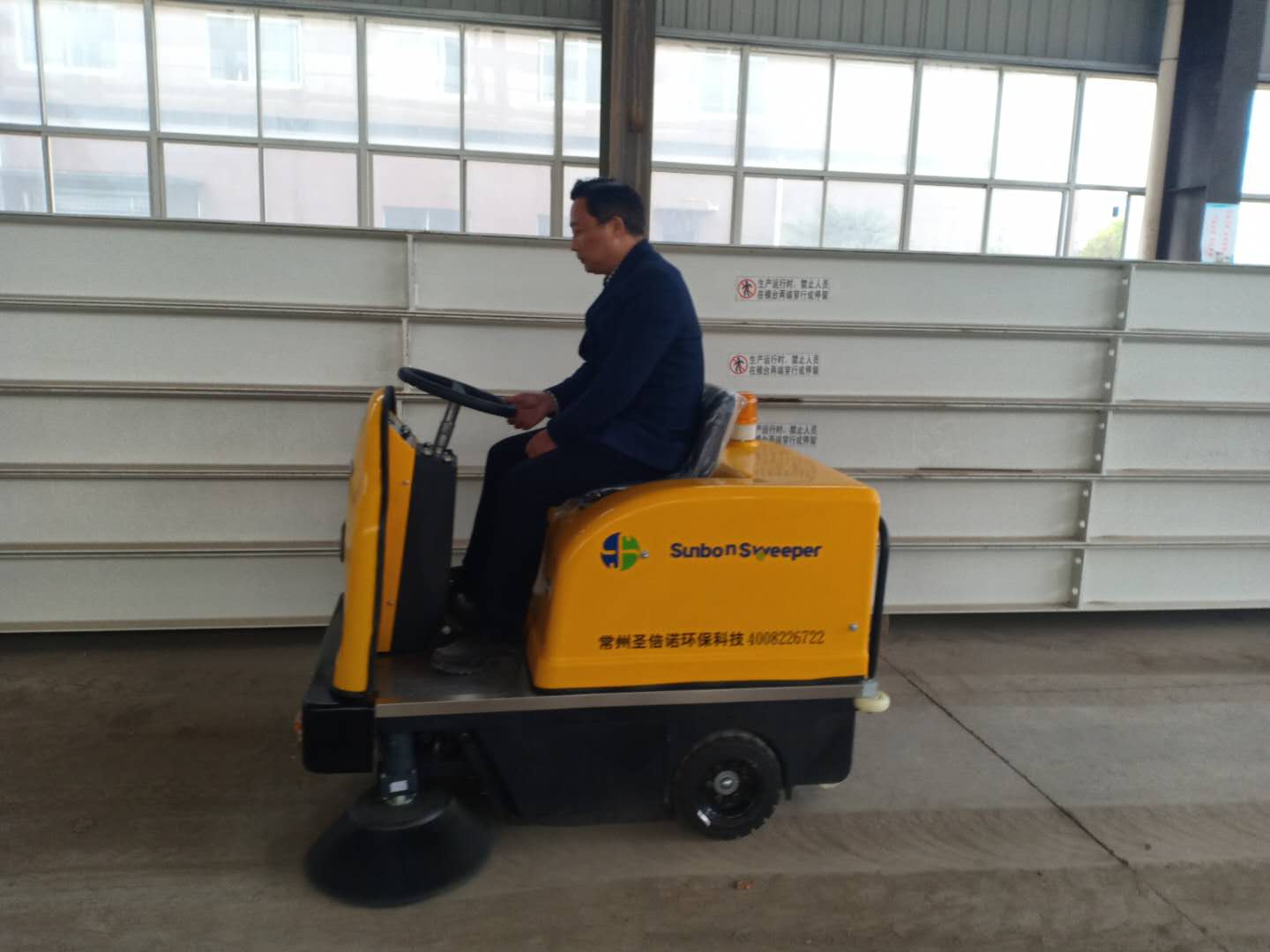 小型電動掃地車進駐天津恒基環(huán)境工程 小型電動掃地車進駐天津恒基環(huán)境工程