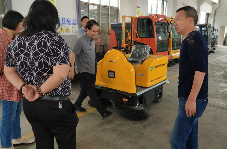掃地車廠家歡迎各大企業(yè)們來(lái)廠考察試機(jī)