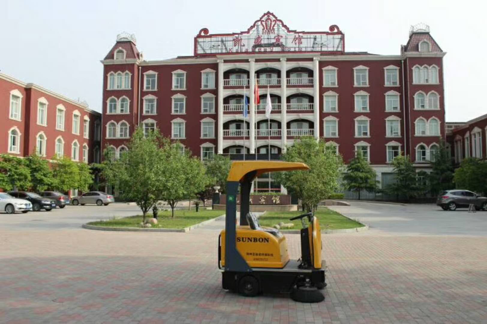 增加工業(yè)掃地車壽命請(qǐng)?jiān)诒ｐB(yǎng)上下功夫