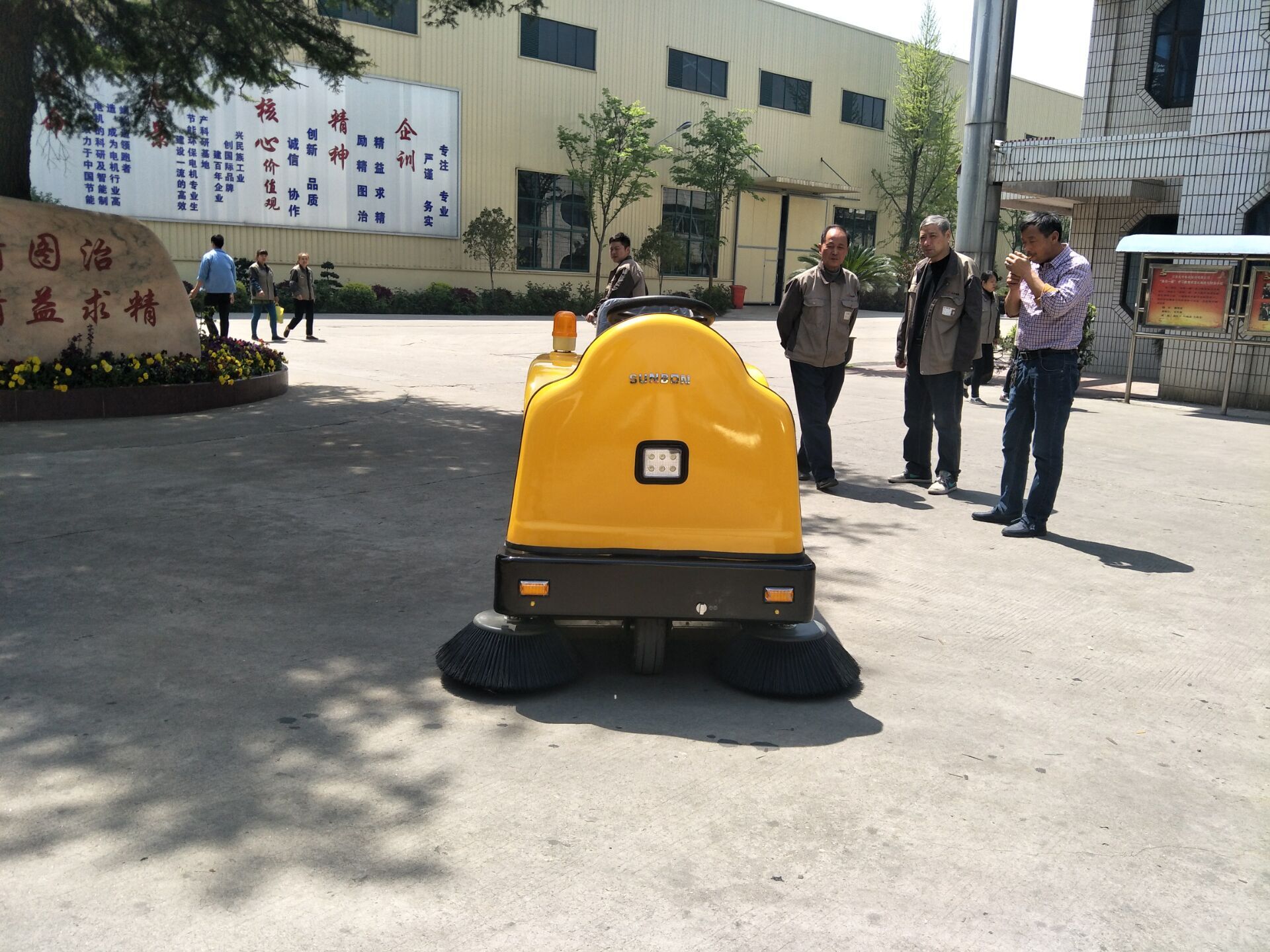 泰州中大電機(jī)多回購(gòu)小型電動(dòng)掃地車(chē) 泰州中大電機(jī)多回購(gòu)小型電動(dòng)掃地車(chē)