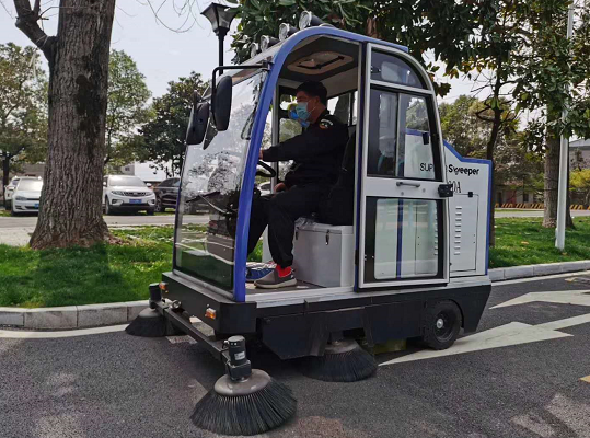 高壓沖洗車和電動(dòng)掃地機(jī)在公園的應(yīng)用