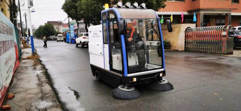 掃地車廠家?guī)懔私怆妱?dòng)掃地車優(yōu)勢(shì)