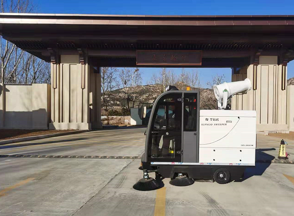駕駛式掃地車在公園景點的應用優(yōu)勢 駕駛式掃地車在公園景點的應用優(yōu)勢