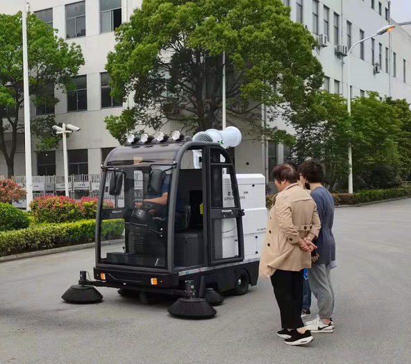 駕駛式掃地機解決公園落葉清掃問題