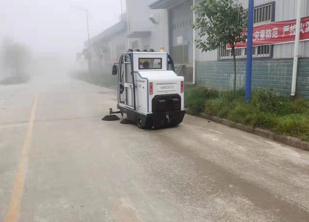 電動(dòng)掃地車究竟適合哪些企業(yè)使用