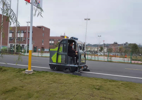 道路清掃機(jī)制造商教您如何選擇清潔設(shè)備？