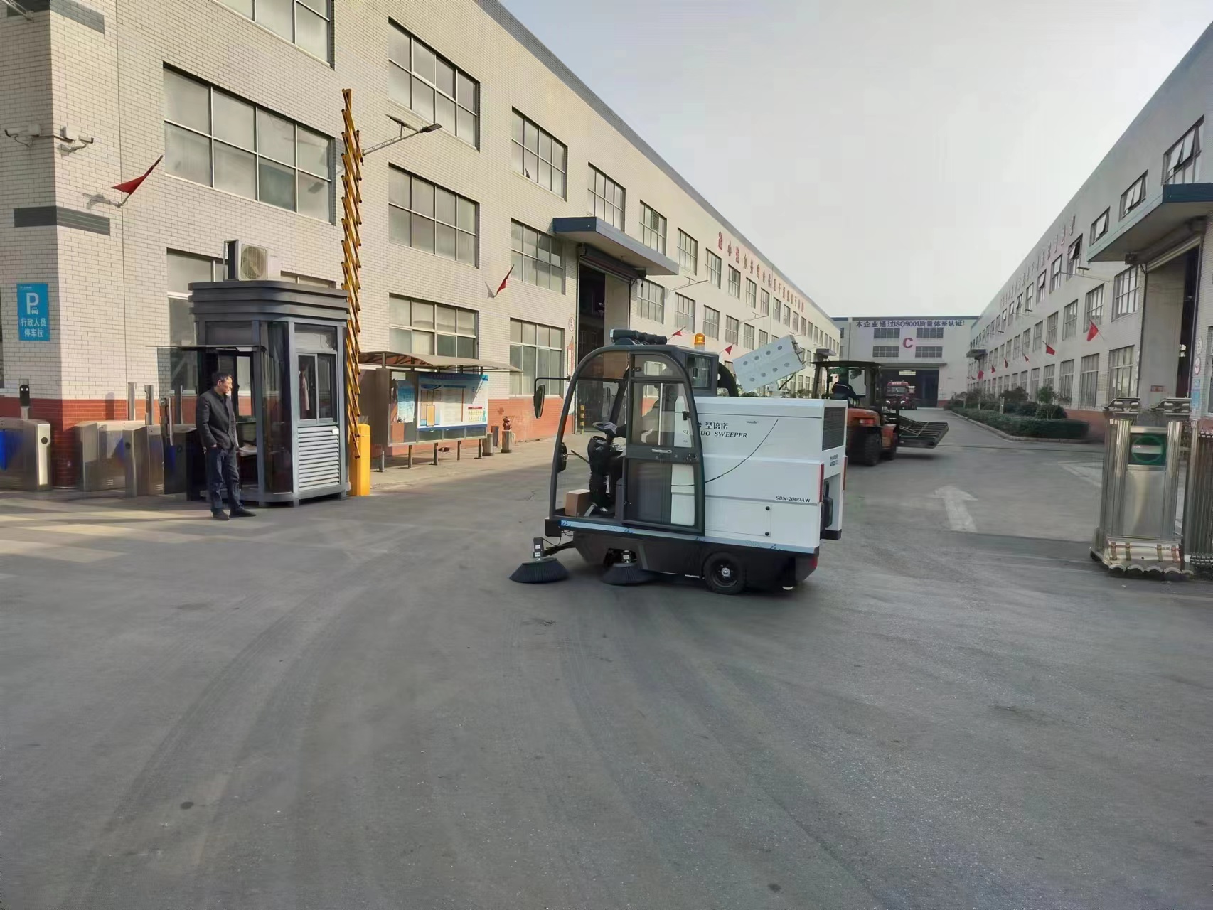 圣倍諾2000AW工業(yè)清掃車進(jìn)駐無錫某科技公司