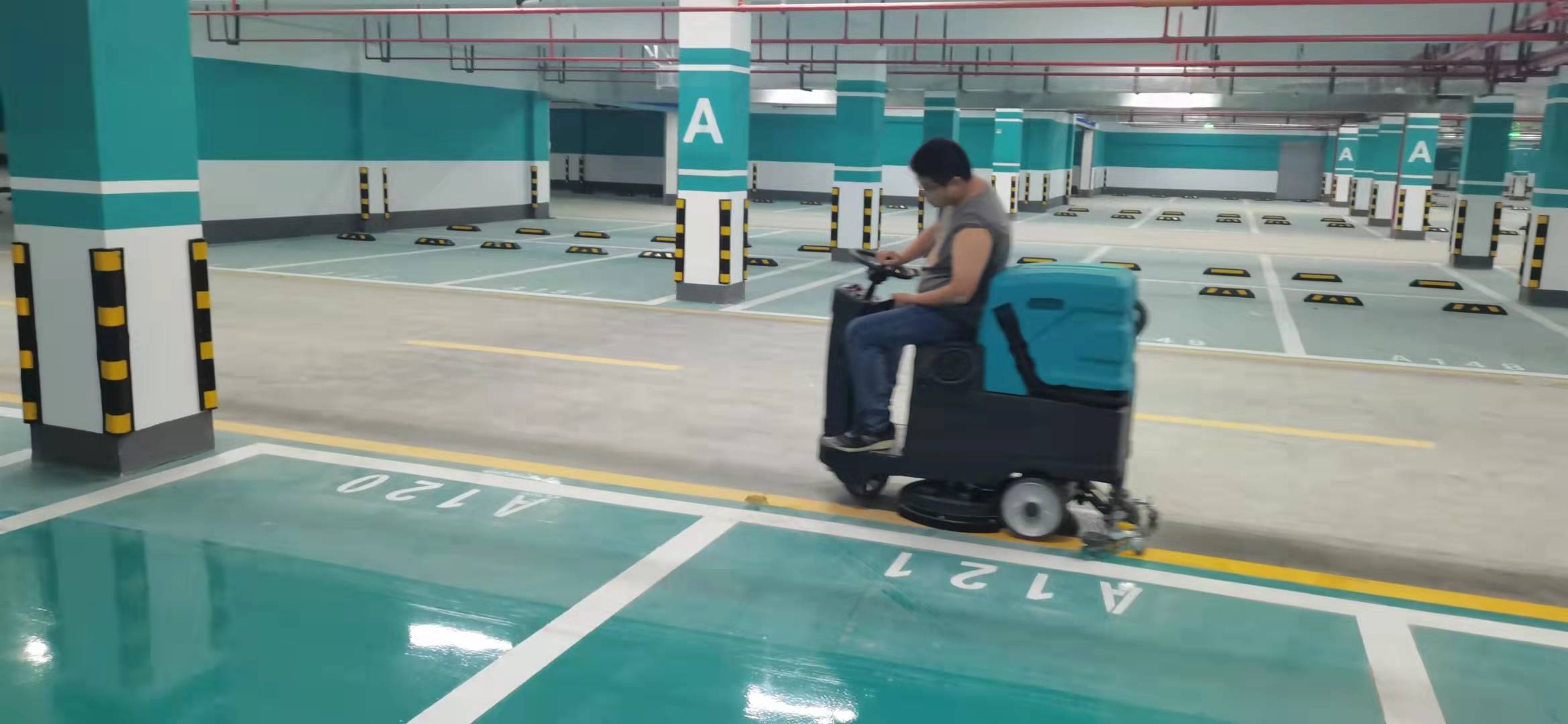 駕駛式洗地機清潔地下車庫 駕駛式洗地機清潔地下車庫