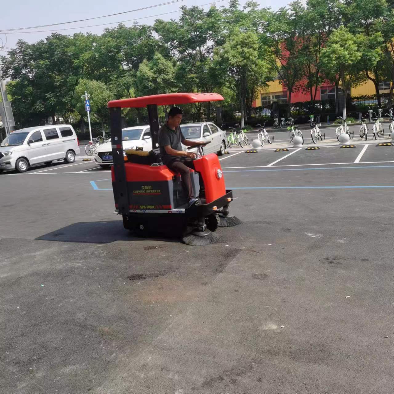 工業(yè)掃地車在公園景區(qū)中具有以下優(yōu)點 工業(yè)掃地車在公園景區(qū)中具有以下優(yōu)點