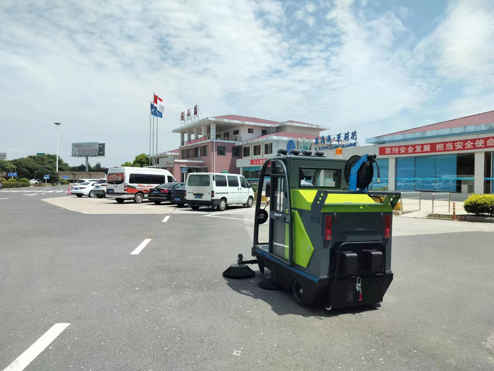 什么樣的電動(dòng)掃地車適用于工廠車間？