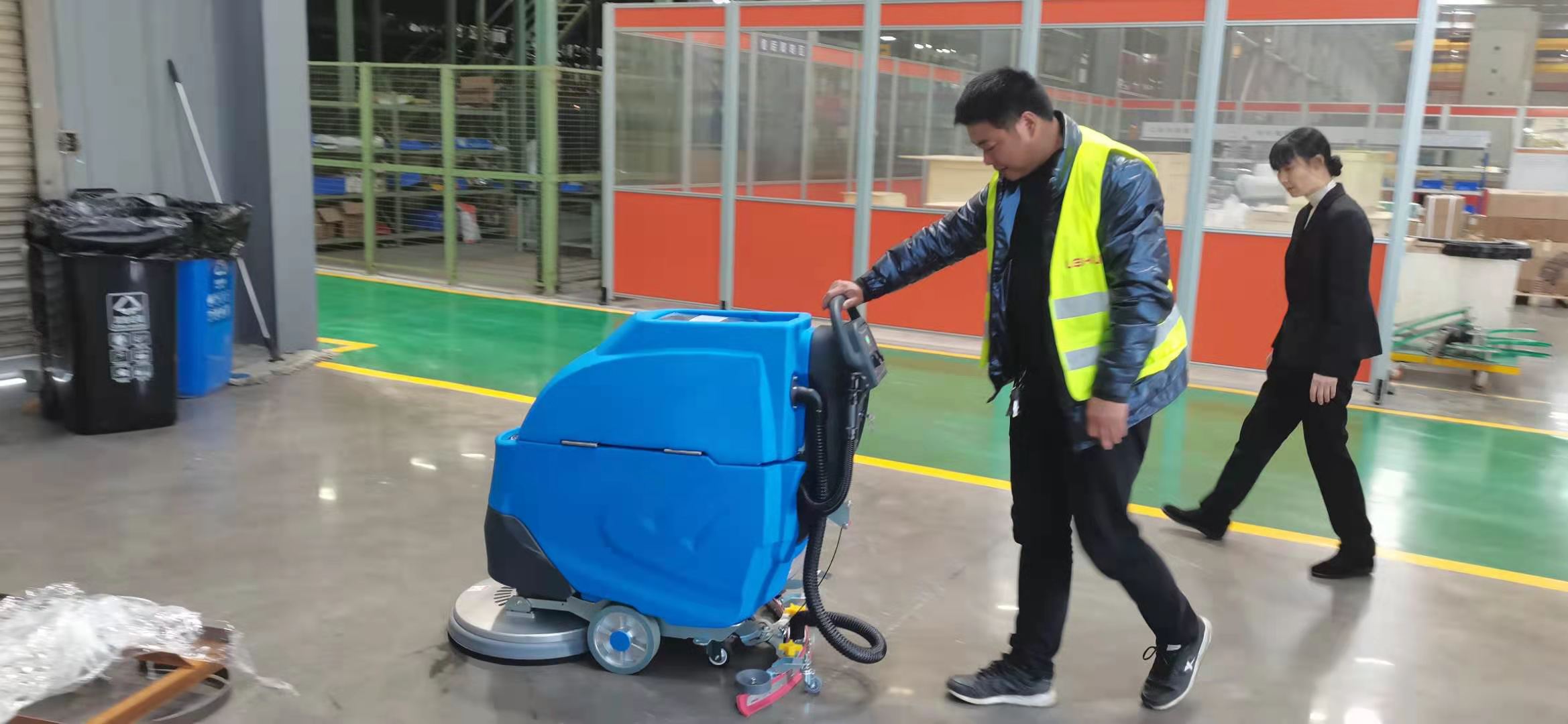 工廠小型洗地機(jī)是一種非常實(shí)用的清潔設(shè)備 工廠小型洗地機(jī)是一種非常實(shí)用的清潔設(shè)備