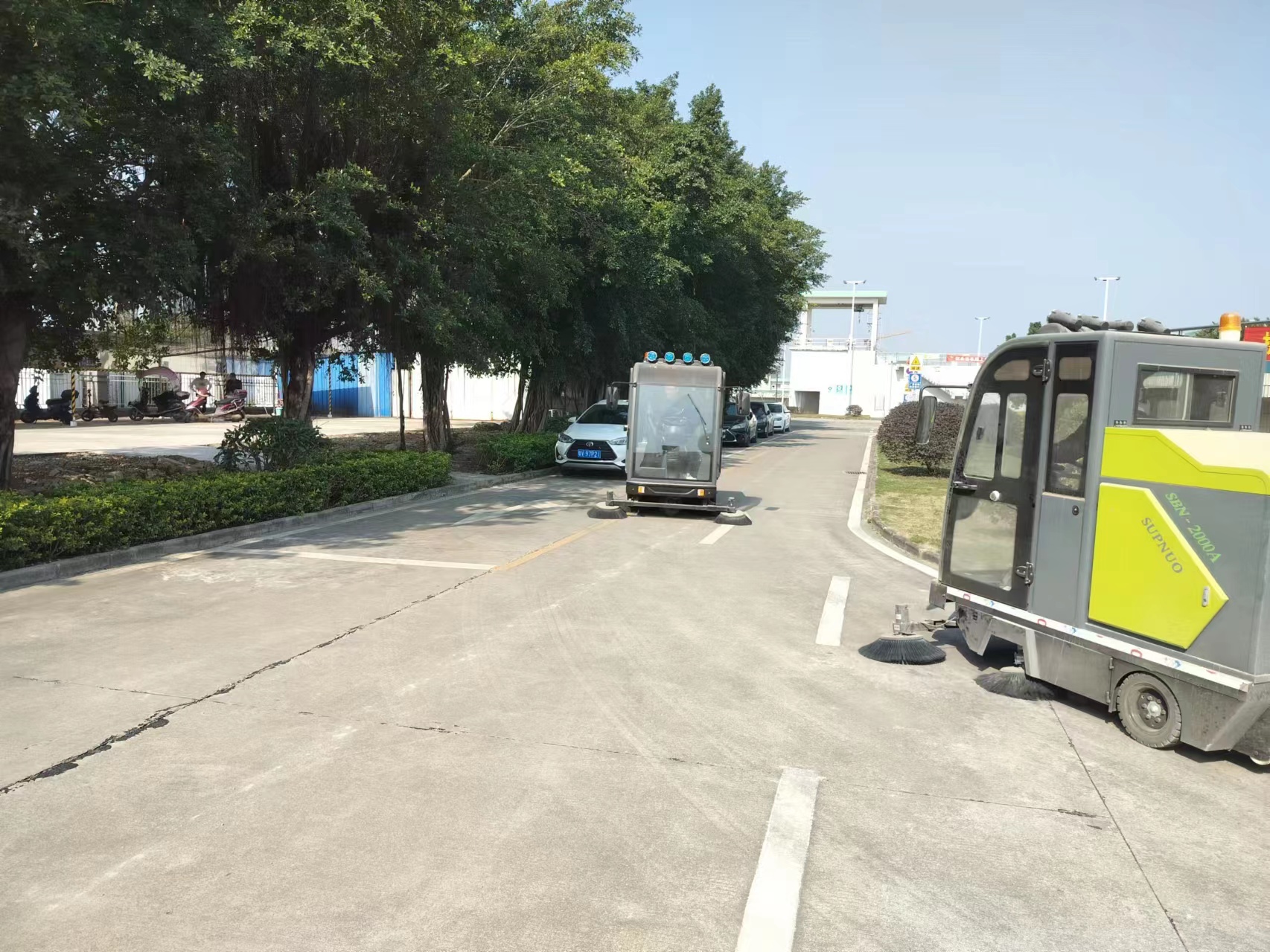 電動(dòng)掃地車可以效率高的清掃多種場所 電動(dòng)掃地車可以效率高的清掃多種場所