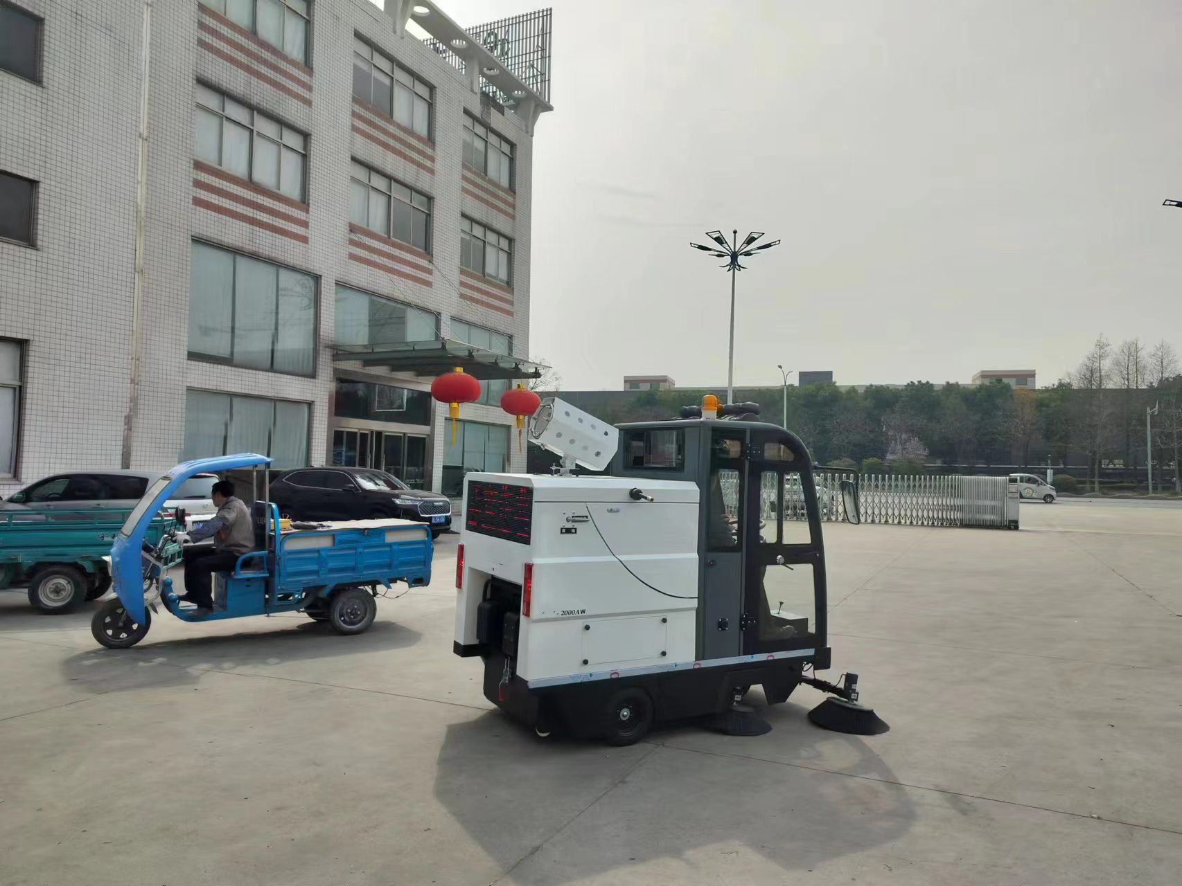 電動清掃車是一種用于工廠車間和工廠清潔的清潔設(shè)備