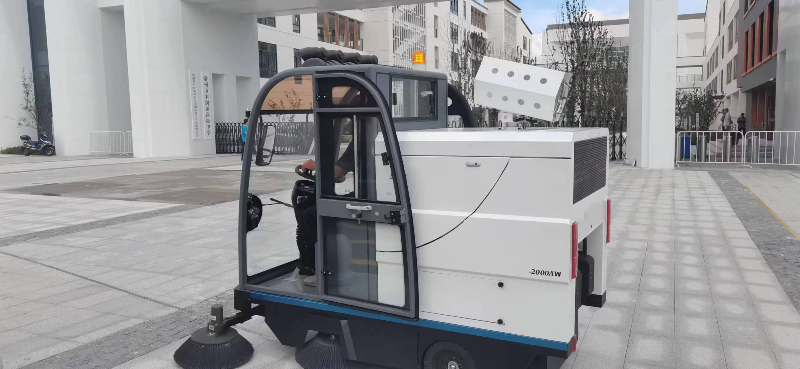 高效、低碳的駕駛式電動清掃車，助力公共場所清潔