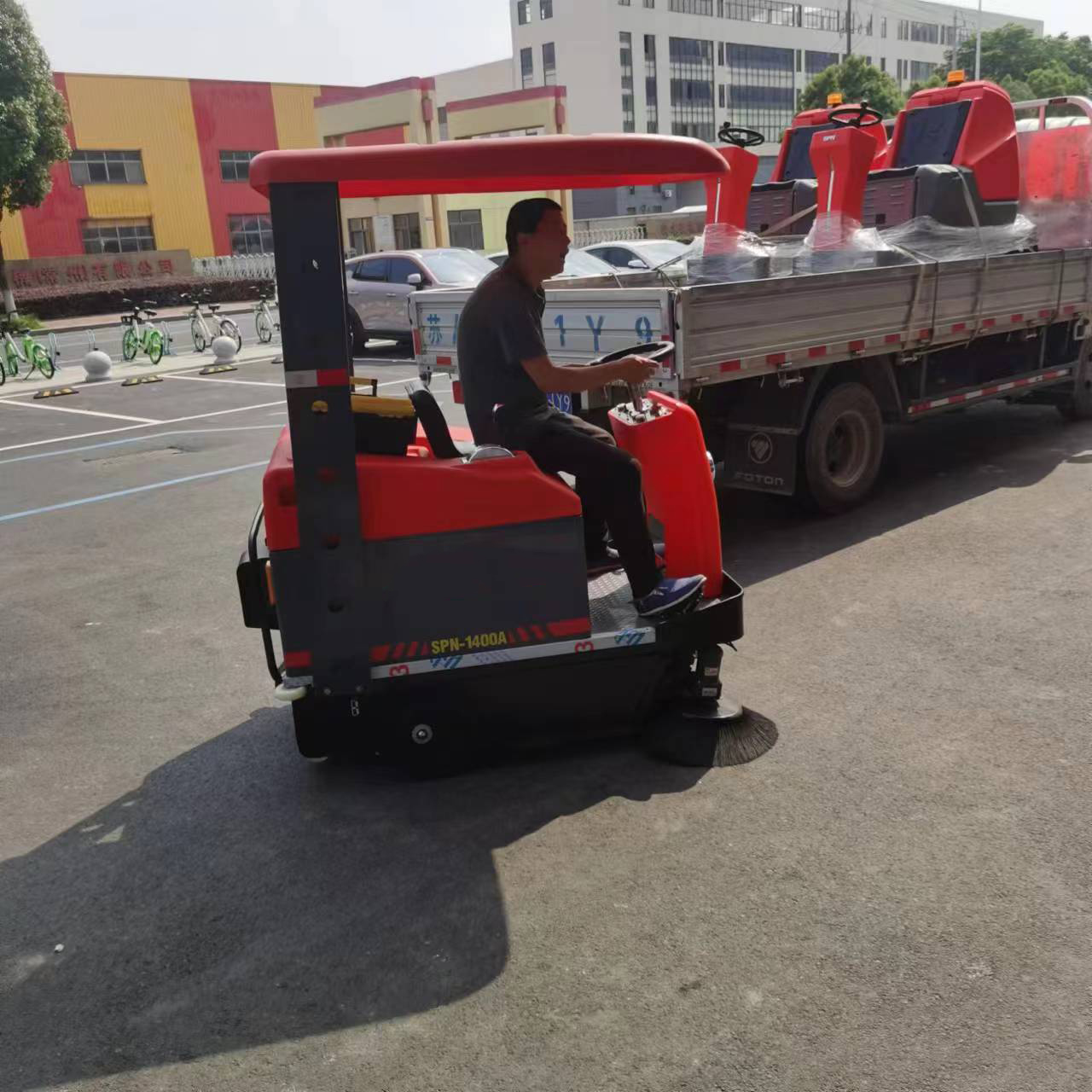 環(huán)保電動(dòng)清掃車，高效清潔園區(qū)