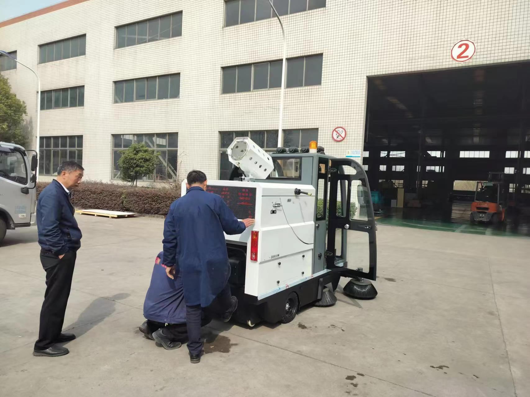 如何選擇道路垃圾吸塵車和環(huán)衛(wèi)電動(dòng)清掃車呢？
