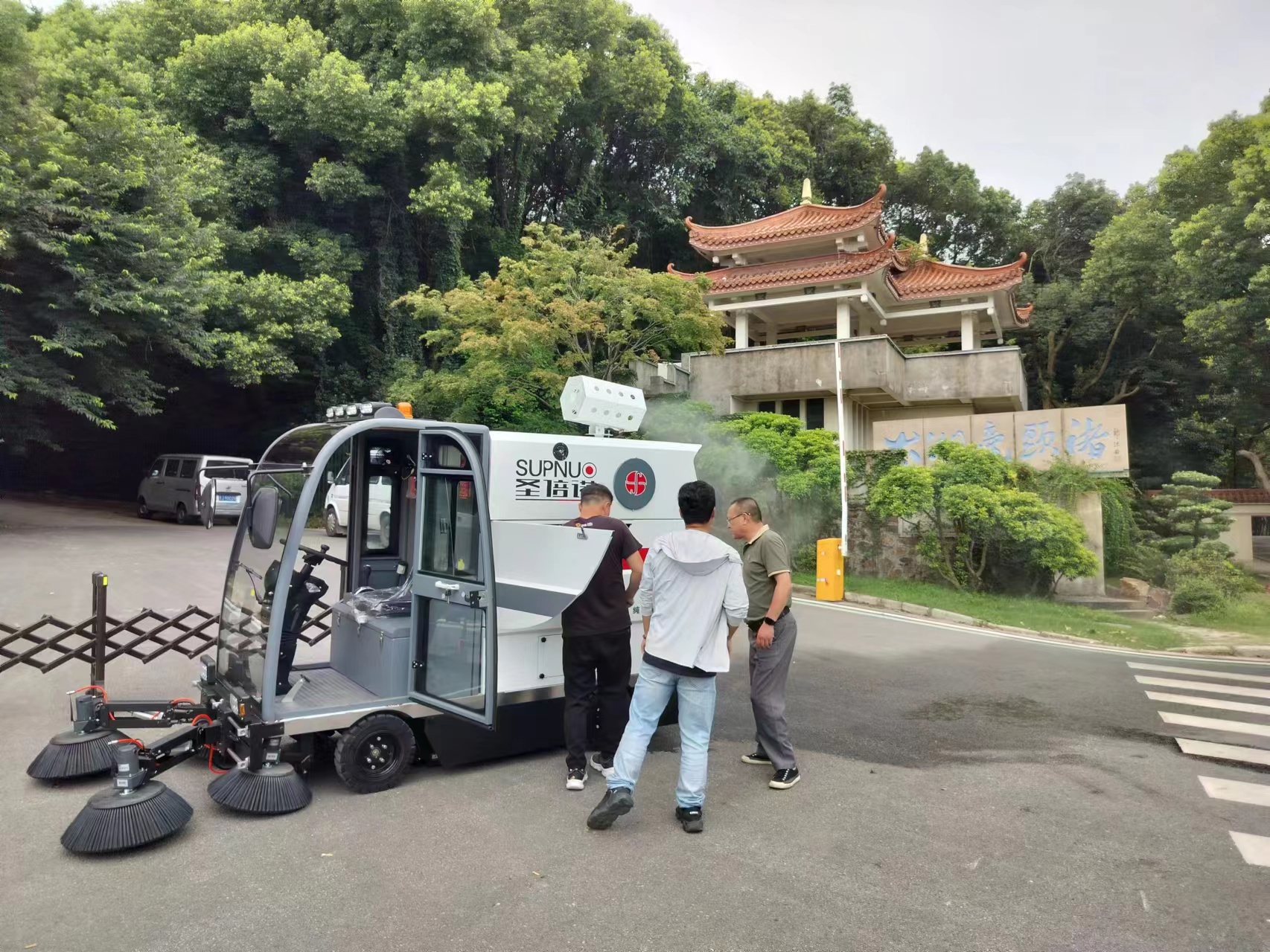 如何選擇道路垃圾吸塵車和環(huán)衛(wèi)電動(dòng)清掃車呢？