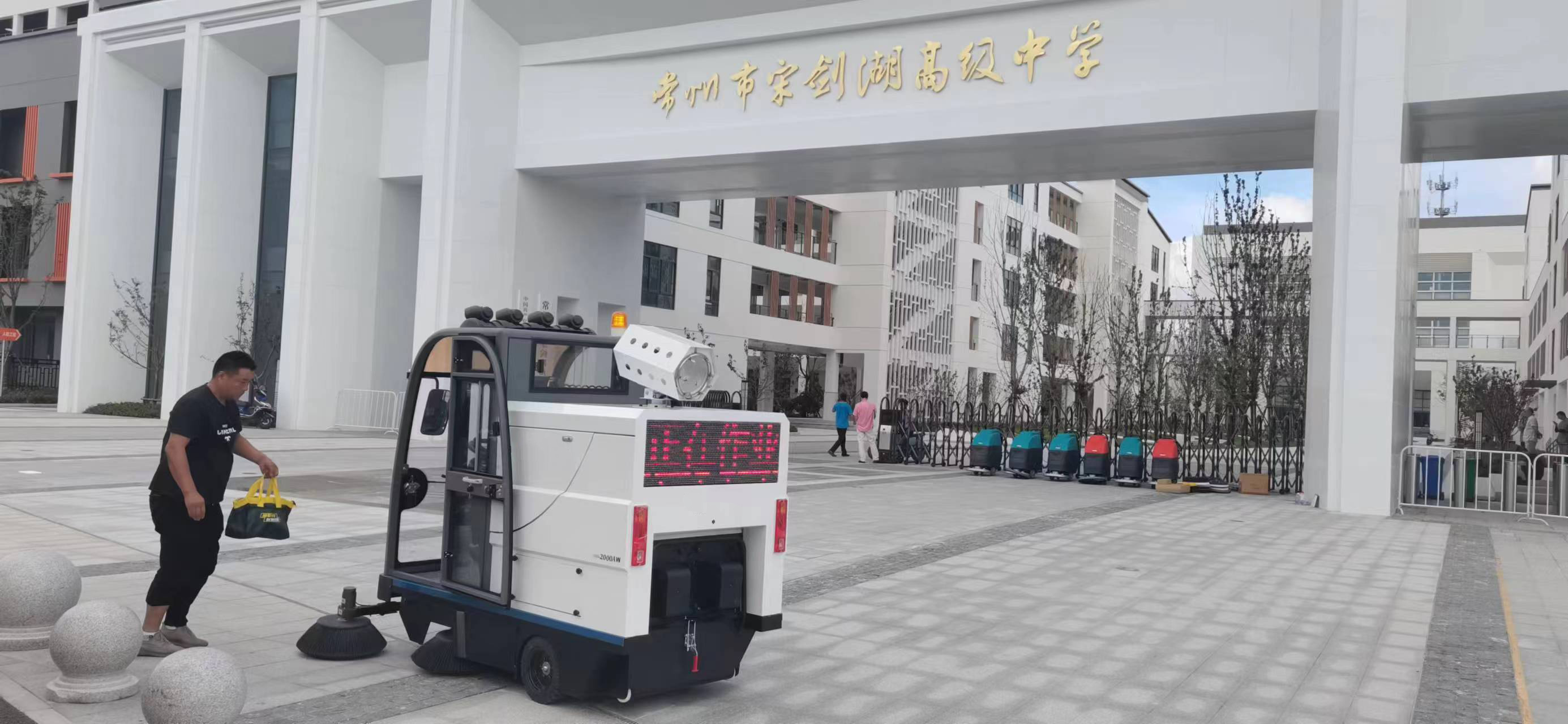 駕駛式洗地機(jī)和手推式洗地機(jī)怎么選擇？