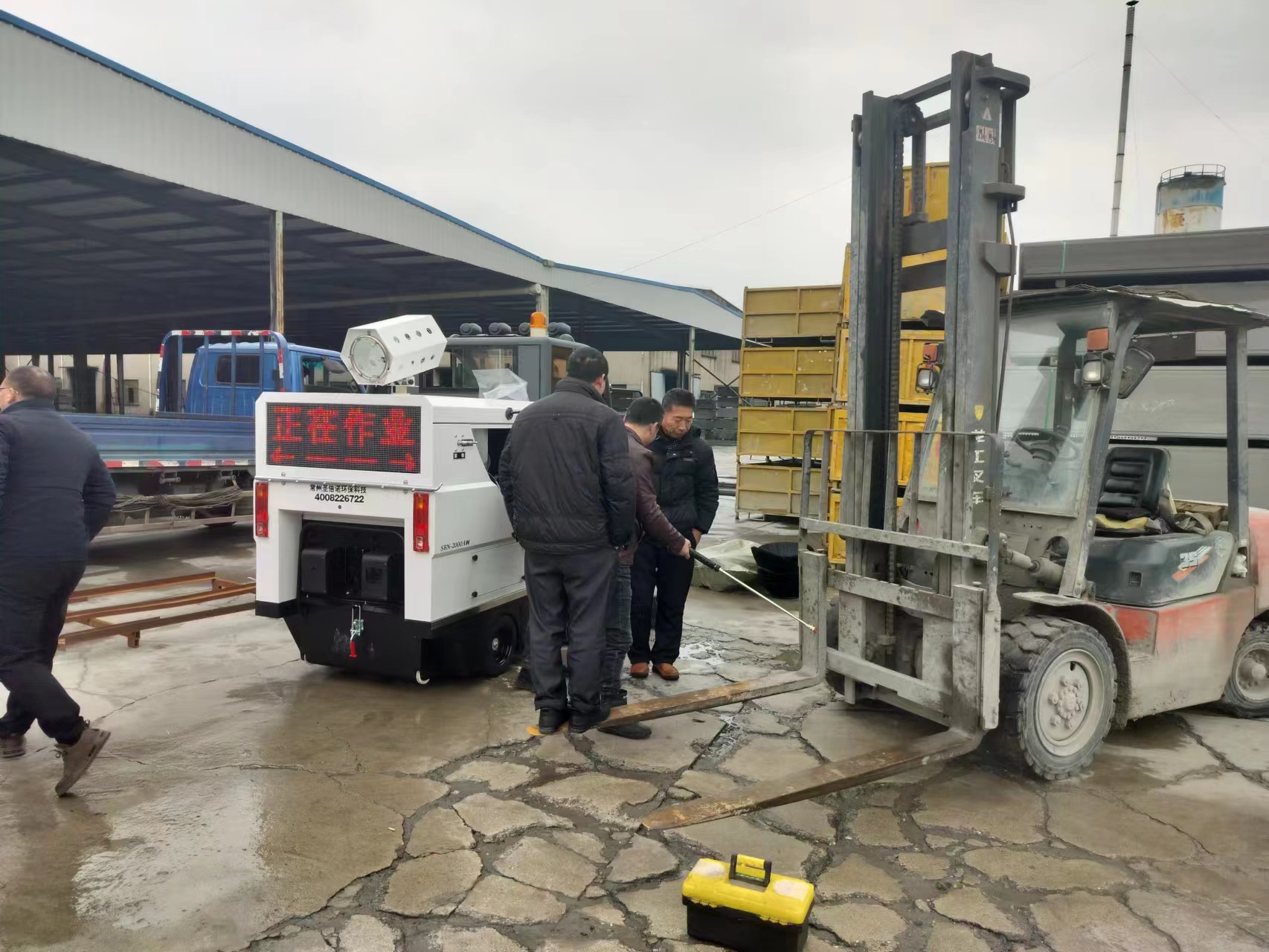 使用全封閉駕駛電動(dòng)清掃車清潔工廠地面是合適的 使用全封閉駕駛電動(dòng)清掃車清潔工廠地面是合適的