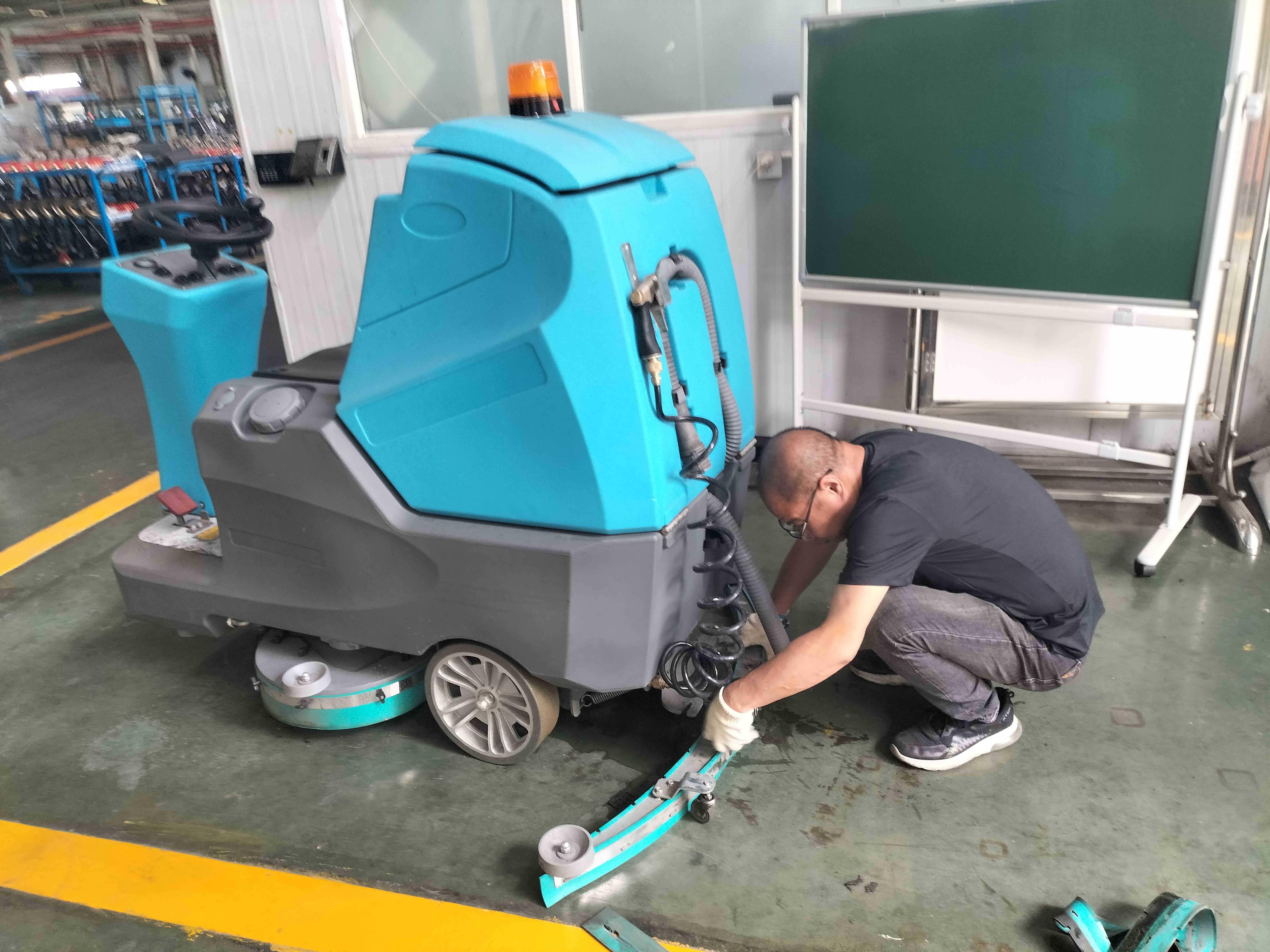 駕駛式洗地機(jī)具有較強(qiáng)的刷板和吸水能力 駕駛式洗地機(jī)具有較強(qiáng)的刷板和吸水能力