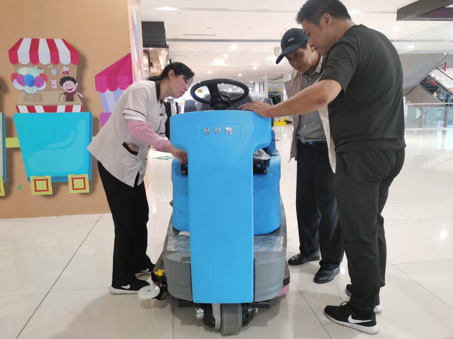 商業(yè)洗地機(jī)的出現(xiàn)解決了商場清潔難的問題 商業(yè)洗地機(jī)的出現(xiàn)解決了商場清潔難的問題