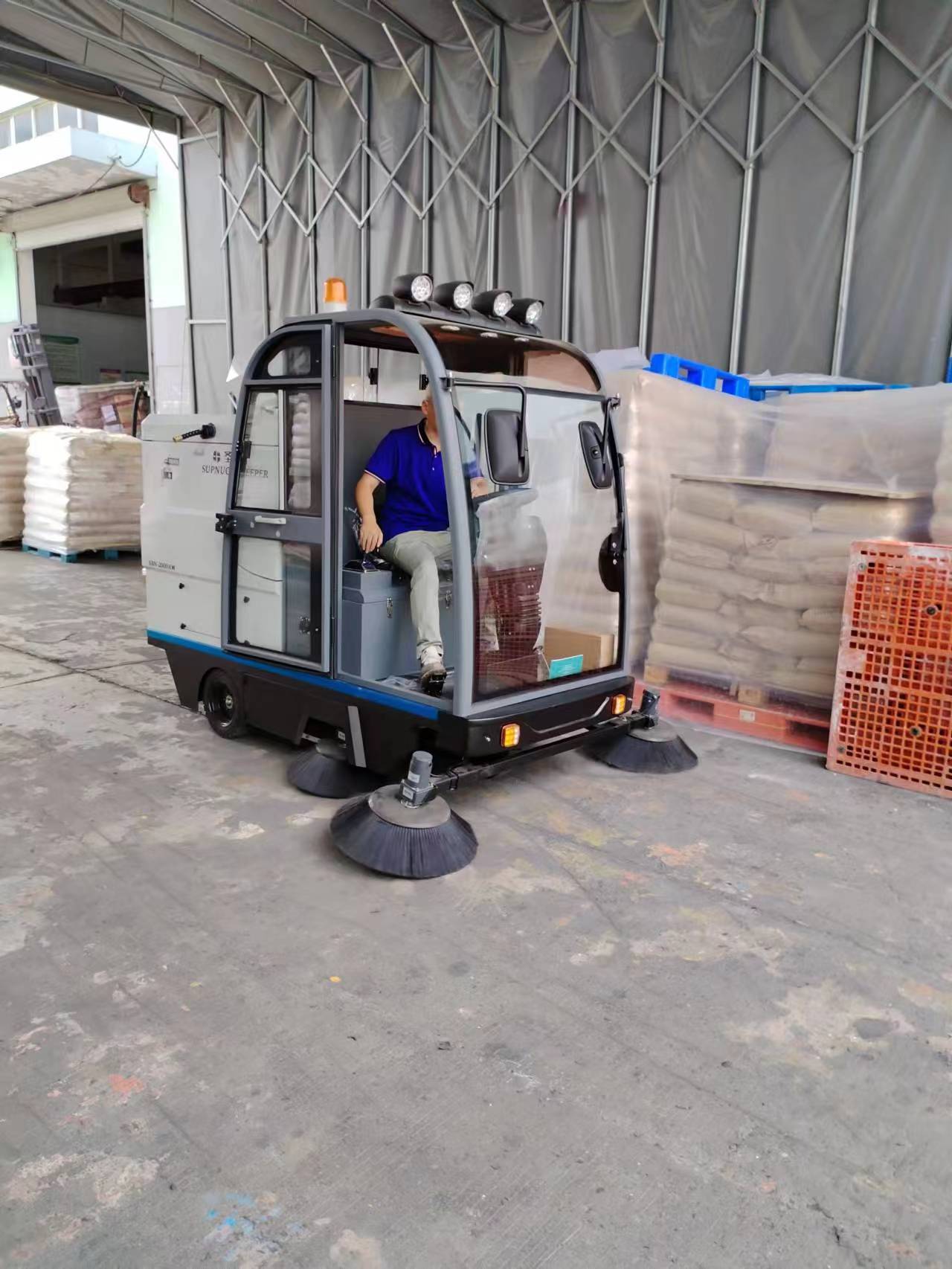 電動清掃車：清潔與環(huán)保的完美結(jié)合 