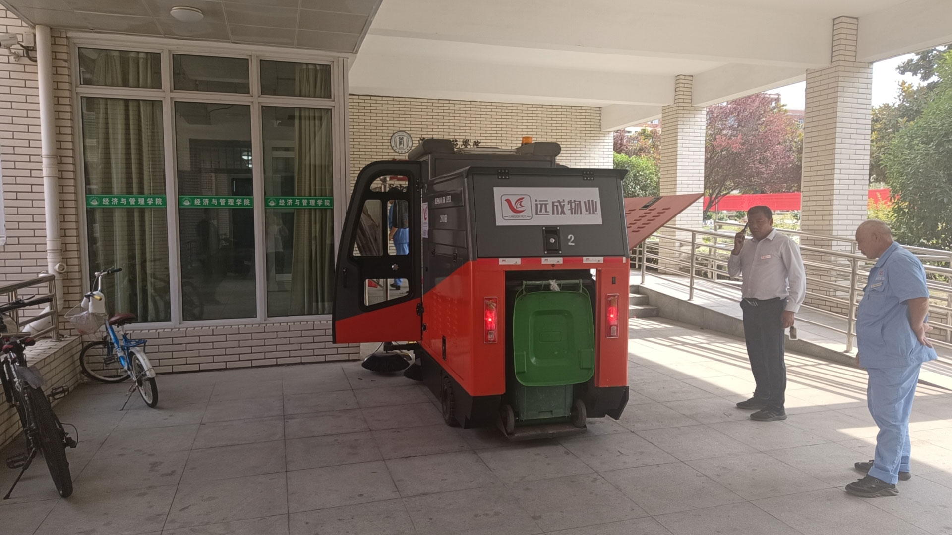 清掃車:城市衛(wèi)生的“移動衛(wèi)士” 清掃車:城市衛(wèi)生的“移動衛(wèi)士”