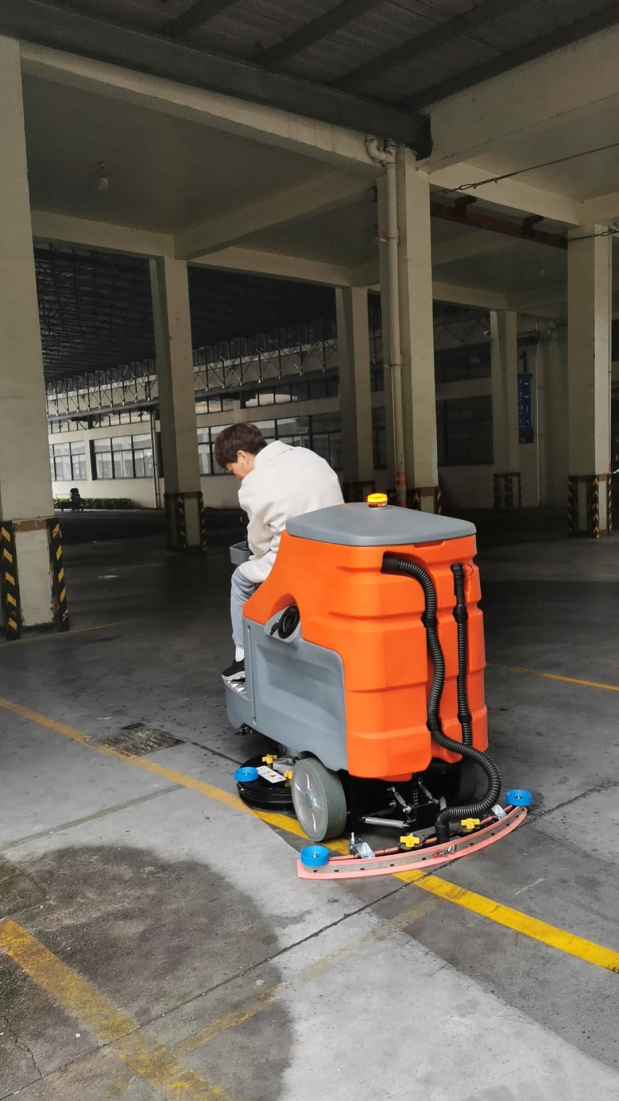 電動(dòng)洗地機(jī):高效清潔的未來(lái)選擇 電動(dòng)洗地機(jī):高效清潔的未來(lái)選擇