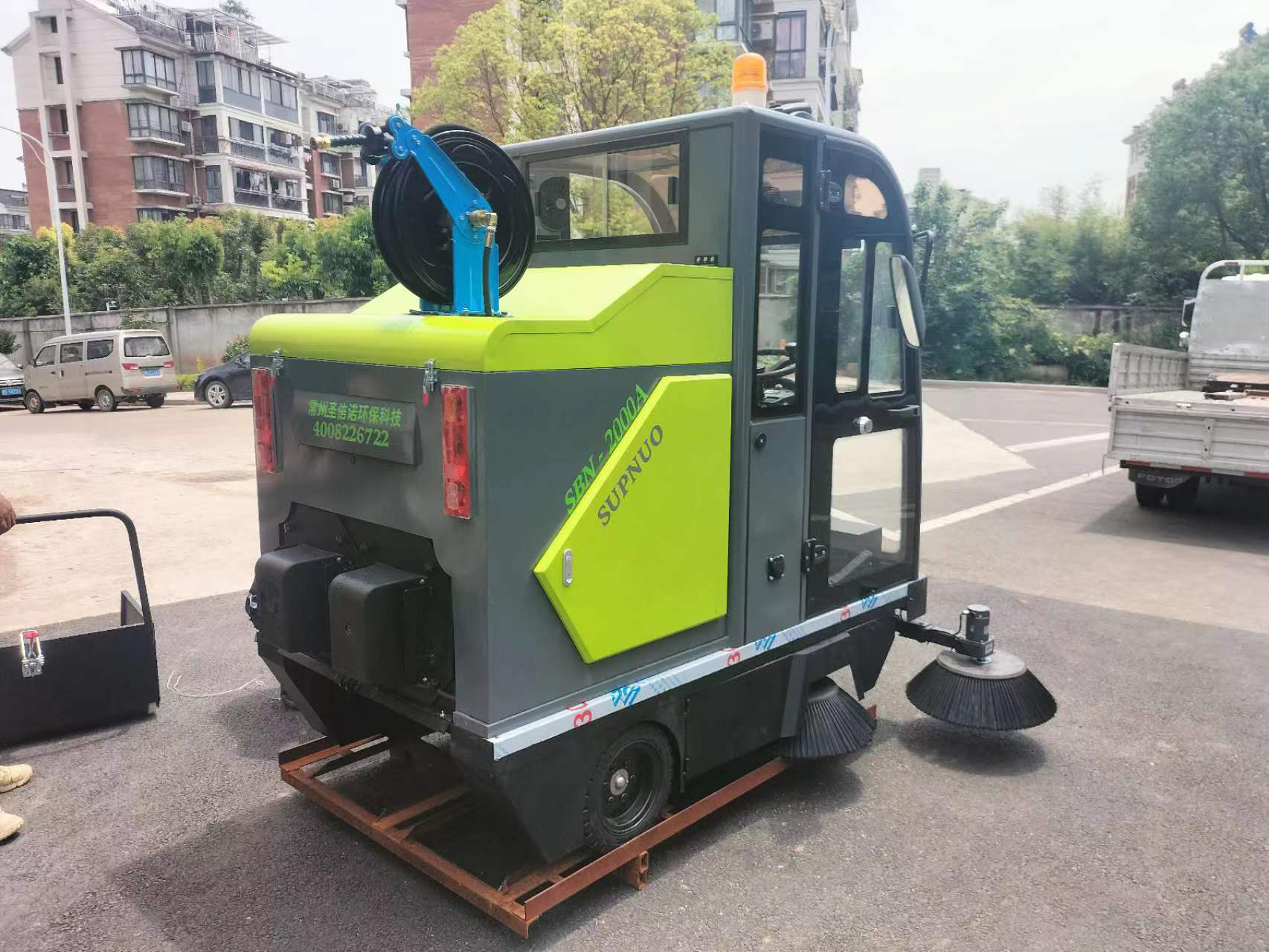 高效清潔的革命:駕駛式清掃車為城市衛(wèi)生保駕護航 高效清潔的革命:駕駛式清掃車為城市衛(wèi)生保駕護航