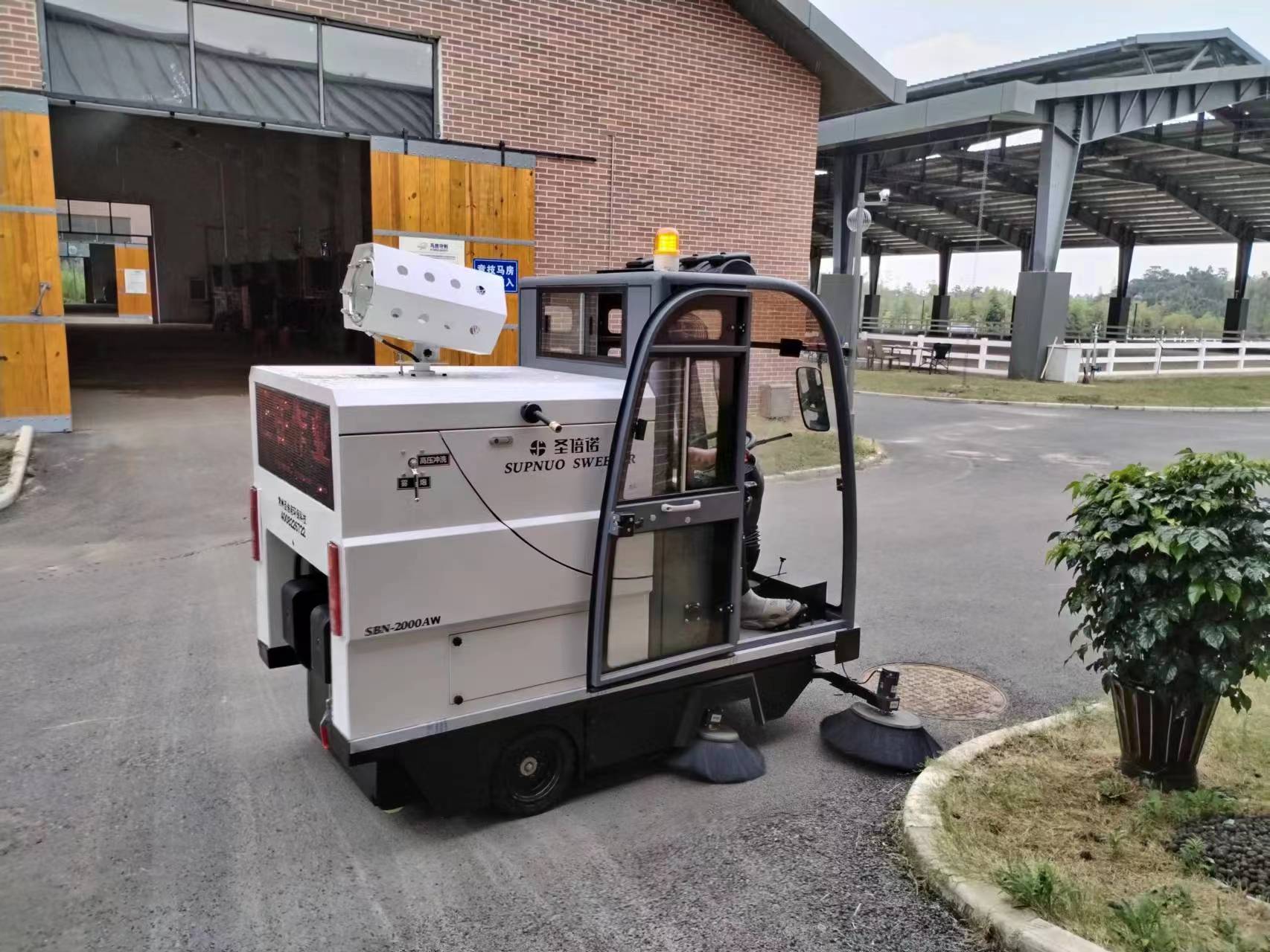 駕駛式掃地車:顛覆多個行業(yè)的清潔新力量 駕駛式掃地車:顛覆多個行業(yè)的清潔新力量