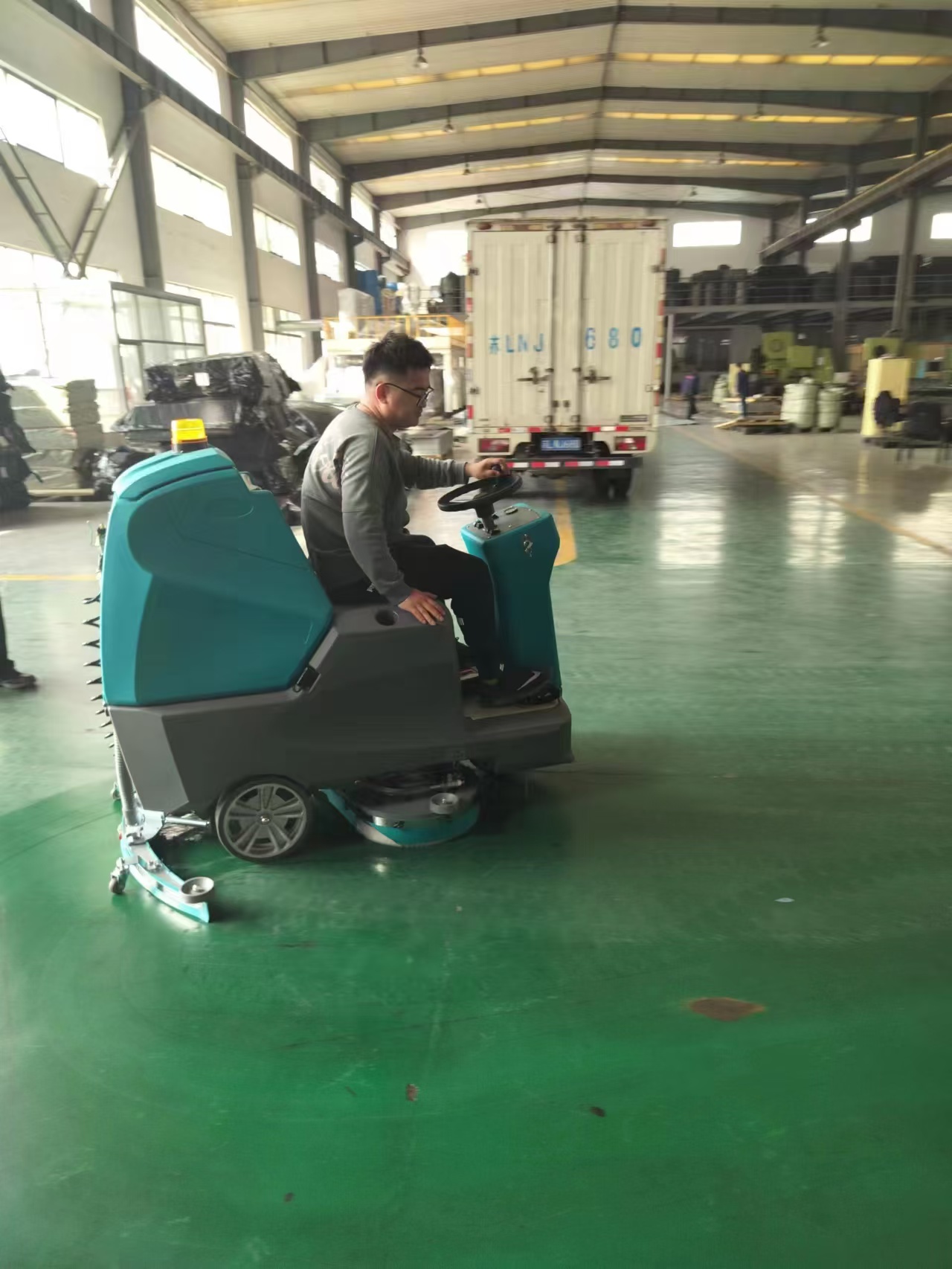 駕駛式洗地機如何提升現(xiàn)代清潔效率 駕駛式洗地機如何提升現(xiàn)代清潔效率